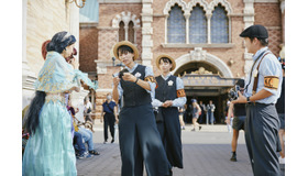 こだわりのディズニー仮装を“ニューヨーク新聞サークル”メンバーが取材！TDS「レポーティング・フロム・ハロウィーンフェア」As to Disney artwork, logos and properties： (C) Disney