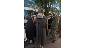 『ザ・クリエイター／創造者』では日本でのプロダクションサービスに加え、映画にも出演している。現場でギャレス・エドワーズ監督と会話する田中氏。