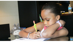 来日中、宿題をするクヮヴェンジャネ・ウォレス