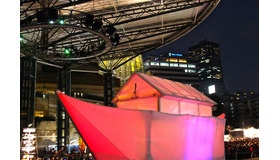 日比野克彦×オープン・リール・アンサンブル（Open Reel Ensemble）×オフ・ニボール（off-Nibroll）による「船頭丸」が六本木の街へ「出航」する様子