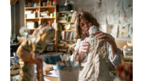 『ショーイング・アップ』© 2022 CRAZED GLAZE, LLC. All Rights Reserved.