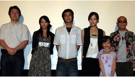 『恋する日曜日　私。恋した』初日舞台挨拶に登壇した（左から）丹羽多聞アンドリウ、渡辺千穂、窪塚俊介、堀北真希、岩本千波、廣木隆一監督