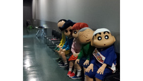 舞台裏で待機中のカスカベ防衛隊