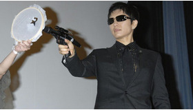 「弾丸キャッチ」を披露するGacktに大歓声