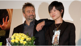 初対面とは思えない打ち解けた雰囲気を見せるリュック・ベッソンと神木隆之介