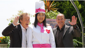 しずちゃんが運んだラタトゥイユに監督（左）もプロデューサーも舌鼓を打った