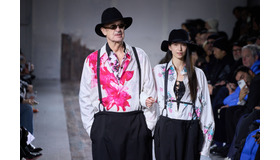 ヴィム・ヴェンダース＆オニール八菜／「ヨウジヤマモト（YOHJI YAMAMOTO）」2024-25秋冬メンズコレクション Photo by Francois Durand/Getty Images