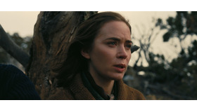 エミリー・ブラント『オッペンハイマー』© Universal Pictures. All Rights Reserved.