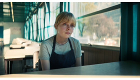 クララの親友ナニー　『12日の殺人』© 2022 - Haut et Court - Versus Production - Auvergne-Rhône-Alpes Cinéma