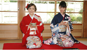鮮やかな着物姿で並んで座る鈴木杏（左）と本仮屋ユイカ