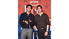 『赤と白とロイヤルブルー』テイラー・ザハール・ペレス、ニコラス・ガリツィン©Amazon Content Services LLC