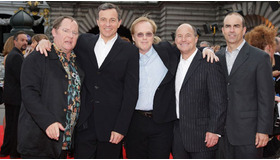 舞台パリに再集結した『レミー』製作陣（左からジョン・ラセター、ボブ・アイガー、ブラッド・バード監督）
