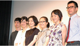 『めがね』特別試写会の舞台挨拶に立ったキャスト陣と荻上監督。この日はめがねはもたいまさこと光石研の2人だけ