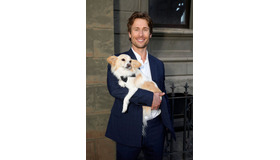 グレン・パウエル＆ブリスケット Photo by Presley Ann/Getty Images for CTAOP