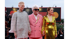 ティルダ・スウィントン＆ペドロ・アルモドバル＆ジュリアン・ムーア Photo by Vittorio Zunino Celotto/Getty Images