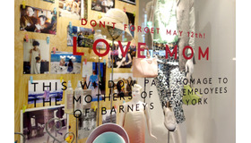 バーニーズ新宿店１階ウインドー「LOVE MOM」