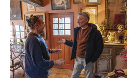 ケヴィン・マクドナルド監督とジョン・ガリアーノ『ジョン・ガリアーノ 世界一愚かな天才デザイナー』© 2023 KGB Films JG Ltd