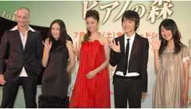 『ピアノの森』完成披露に顔を揃えた声優キャスト陣と親善大使のニコライ・トカレフ