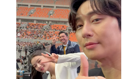 パク・ソジュンの後ろから出てきたのは…女優キム・ユジョンとの「レアな2SHOT」に反響　【PHOTO】