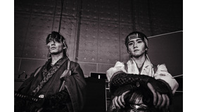 松岡広大、板垣李光人『八犬伝』オフショット(C)2024 『八犬伝』FILM PARTNERS.