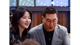 女優イ・ヨンエ、73歳の夫同伴で授賞式に出席！プレゼンターとして登壇も【独占写真】