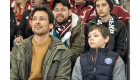 『ぼくとパパ、約束の週末』劇中の父と息子、後ろに座っているのが実際のミルコとジェイソン父子