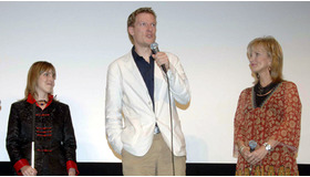 『ブラインドサイト』試写会の舞台挨拶に立ったサブリエさん（左）とパートナーのポールさん（中央）、プロデューサーのシビル・ロブソン・オアー