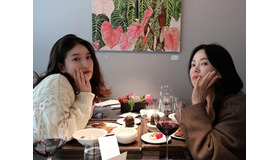 女優ソン・ヘギョ、“13歳年下”美人女優スジと誕生日パーティーを開催！画面越しに伝わる優雅なひと時【PHOTO】