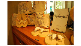 「ジャーナルスタンダード」原宿店　マーク・ゴンザレスのアート作品とコラボレーションしたトートバッグとサンダル　Photo by Marina Oku  -(C) FASHION HEADLINE