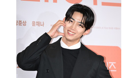 2PMテギョン、4年間交際中の彼女と腕組んでデート！顔も隠さず「普通の恋人」そのものだった！