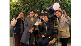 俳優イ・ジョンジェ、『イカゲーム』プロモ活動中に52歳に！出演者たちとのお祝いショット公開【PHOTO】