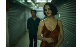 香港のブティックで出合った赤いドレス