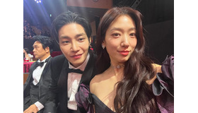女優パク・シネ、共演俳優らとともに顔寄せニッコリ！『悪魔なカノジョは裁判官』チームに伝えた感謝【PHOTO】
