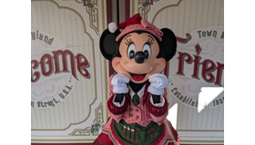 新衣装のミッキーマウスとグリーティング！カリフォルニア ディズニーランド・リゾートのホリデーイベント