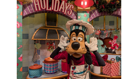 ホリデー衣装のグーフィーがお出迎え！カリフォルニア ディズニーランド・リゾート、人気レストランを体験