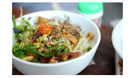 海南粉（hainan fen）　ピーナッツや香草などを刻んでビーフンにあえて食す、海南島で古くから食されている料理のひとつ