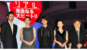 左から、オダギリジョー＆綾瀬はるか＆佐藤健＆中谷美紀＆黒沢清監督／『リアル～完全なる首長竜の日～』初日舞台挨拶