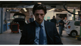 『黒いスーツを着た男』