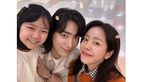 「結婚しちゃダメですか」女優ハン・ジミンが公開した“超密着”スリーショットが大反響【PHOTO】