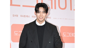 2PMテギョンの“膝つきプロポーズ”写真、ハプニングだったものの…「其の場凌ぎ」と疑う声も