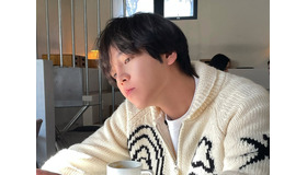 チャン・グンソク、将来はカフェの店主!? まったりコーヒーブレイク中も「少年みたい」【PHOTO】