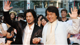 『ラッシュアワー3』のジャパンプレミアに出席したジャッキー・チェンと真田広之