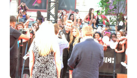 アヴリル・ラヴィーンは婚約者と一緒に登場