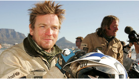 バイクの旅を終え、満足そうな表情のユアン　-(C) Getty Images/AFLO