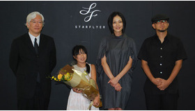 スターフライヤー搭乗100万人達成セレモニー（左から）スターフライヤー社長・堀高明氏、中野さん、板谷さん、青山監督