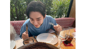 2PMジュノがスペインで息抜きのひととき。見るだけで癒される姿に“ほっこり”【PHOTO】