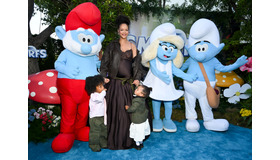 スマーフと記念撮影するリアーナと子供たち Photo by Michael Buckner/Variety via Getty Images