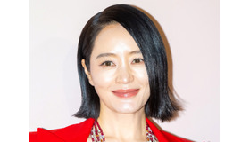 54歳女優キム・ヘス、撮影中でも透明感爆発…オム・ジョンファの応援にとびきりの笑顔！【PHOTO】