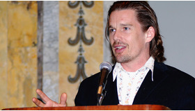 5月にN.Y.で開催されたヤング・ライオンズ・フィクション・アワードにてスピーチをしたイーサン　-(C)Getty Images/AFLO