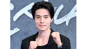 ヤクザ風から優しい男まで、七変化するイ・ドンウクの現場ショット公開